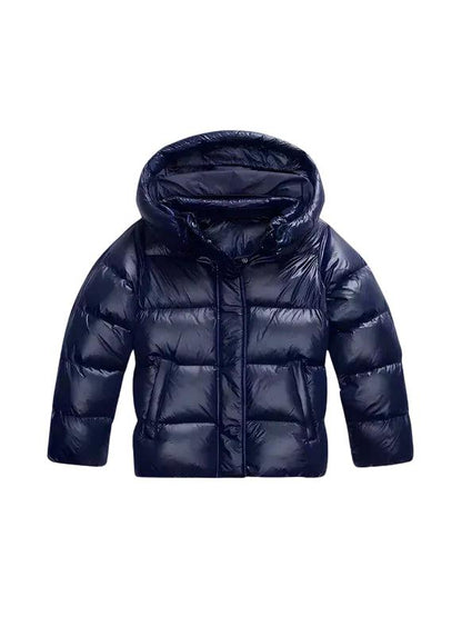 Dunkelblaue glänzende Steppjacke mit Kapuze in der Vorderansicht, geschlossen mit verdeckter Knopfleiste 2