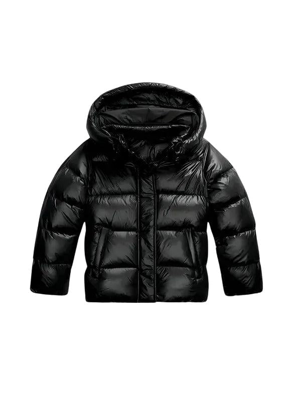 Schwarze glänzende Steppjacke mit Kapuze, Reißverschluss und Eingrifftaschen in der Vorderansicht 1