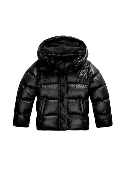 Schwarze glänzende Steppjacke mit Kapuze, Reißverschluss und Eingrifftaschen in der Vorderansicht 1
