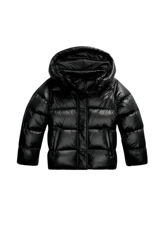 Schwarze glänzende Steppjacke mit Kapuze, Reißverschluss und Eingrifftaschen in der Vorderansicht 1
