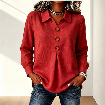 Rote Variante der Bluse mit Knopfleiste und Kragen, Model mit Händen in den Jeanstaschen 10