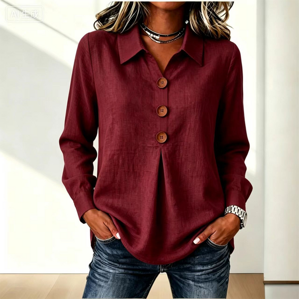 Weinrote Variante der Bluse mit drei Holzknöpfen, von einem Model mit Jeans getragen 11