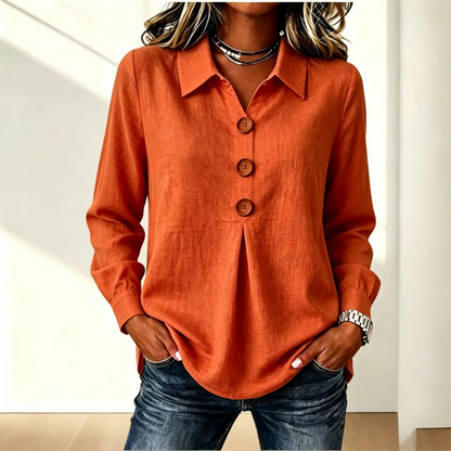 Orange Variante der Bluse mit Kragen und Holzknöpfen, Frontansicht zu Jeans 12