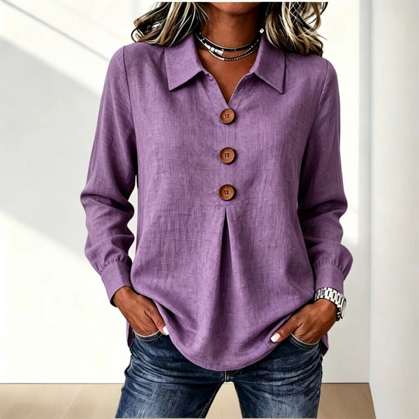 Violette Variante der Bluse mit Kragen und Knopfleiste, Model mit Jeans vor heller Wand 14