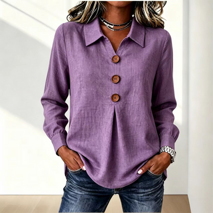 Violette Variante der Bluse mit Kragen und Knopfleiste, Model mit Jeans vor heller Wand 14