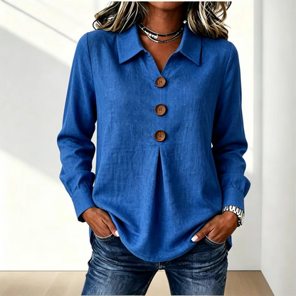 Königsblaue Variante der Bluse mit drei Holzknöpfen, Frontansicht an einem Model mit Jeans 15