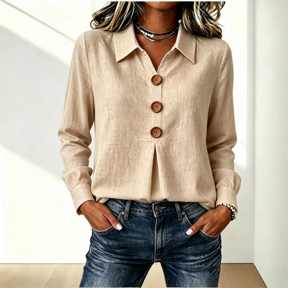 Beige Variante der Bluse mit drei Holzknöpfen, vor heller Wand zu Jeans getragen 2