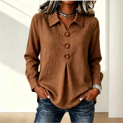 Braune Variante der Bluse mit Kragen und drei Holzknöpfen, zu Jeans getragen 3