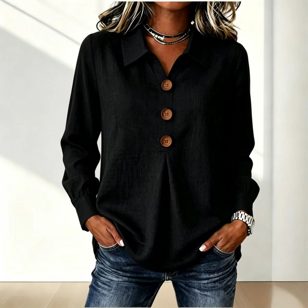 Schwarze Variante der Bluse mit drei Holzknöpfen und Kragen, kombiniert mit Jeans 4