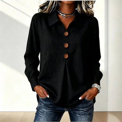 Schwarze Variante der Bluse mit drei Holzknöpfen und Kragen, kombiniert mit Jeans 4