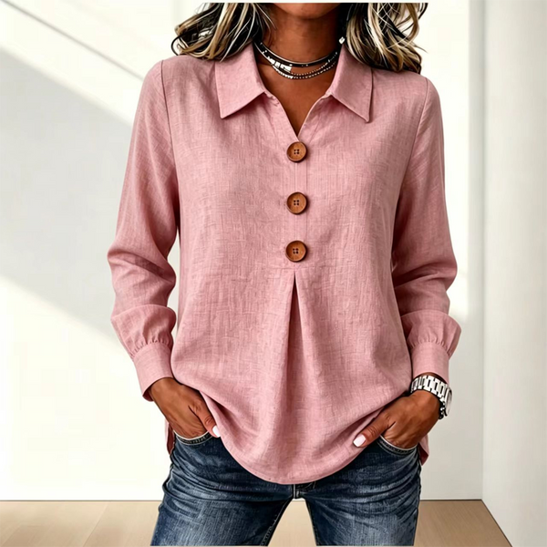 Rosa Variante der Bluse mit Knopfleiste und Kragen, von einem Model mit Jeans getragen 5