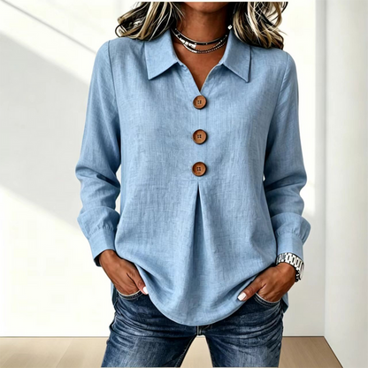 Hellblaue Variante der Bluse mit drei Holzknöpfen, Frontansicht an einem Model mit Jeans 6