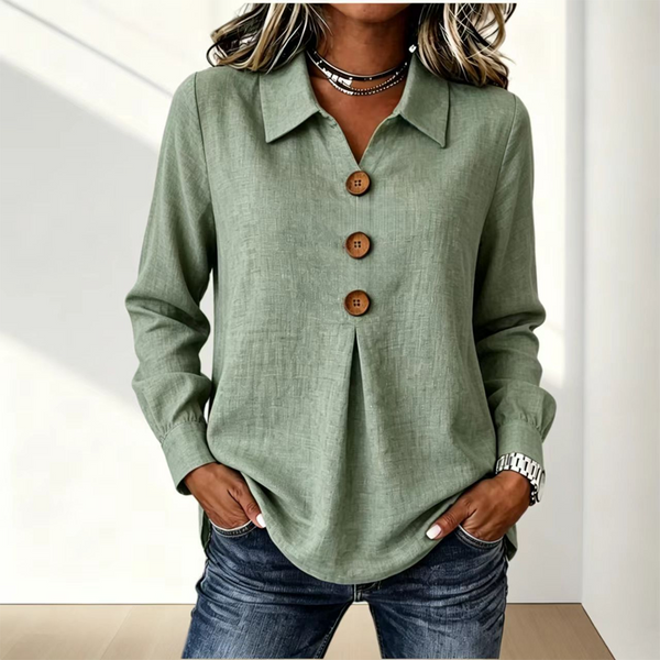 Grüne Variante der Bluse mit Kragen und Holzknöpfen, getragen zu Jeans 7