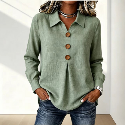 Grüne Variante der Bluse mit Kragen und Holzknöpfen, getragen zu Jeans 7