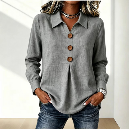 Graue Variante der Bluse mit drei Holzknöpfen und Falte, Frontansicht mit Jeans 8