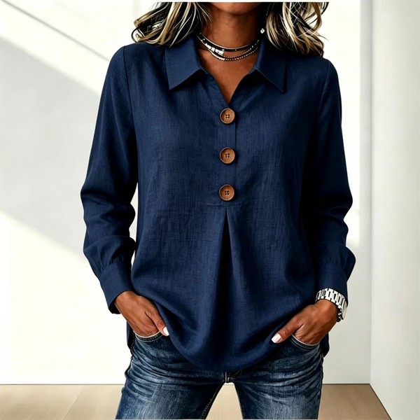 Dunkelblaue Variante der Bluse mit Kragen und drei Holzknöpfen, zu Jeans getragen 9