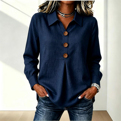 Dunkelblaue Variante der Bluse mit Kragen und drei Holzknöpfen, zu Jeans getragen 9