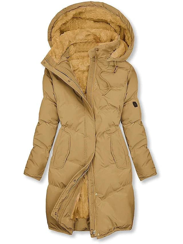Gesteppter langer Damenmantel in Camel mit Kapuze und Taschen, frontal auf hellem Hintergrund.