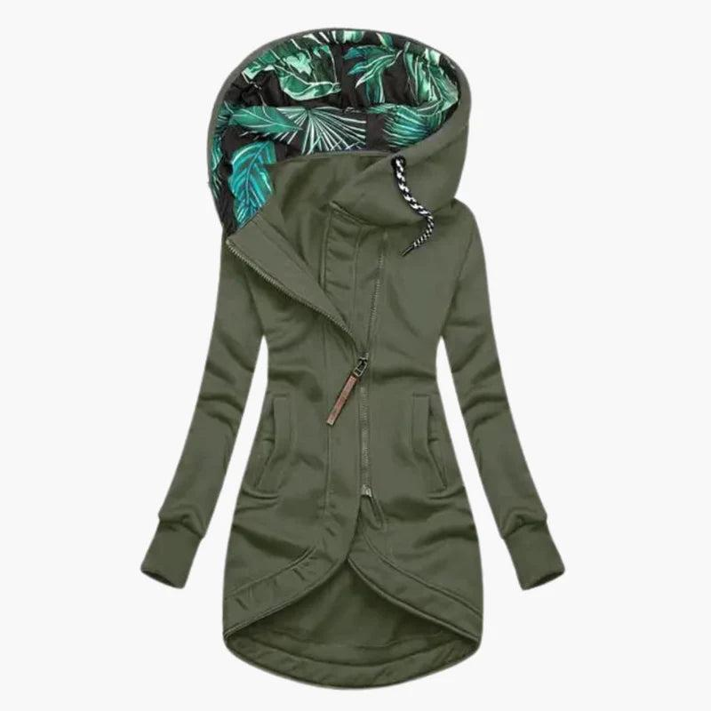 Olivgrüne Variante der Jacke mit hohem Kragen, asymmetrischem Reißverschluss und Eingrifftaschen.