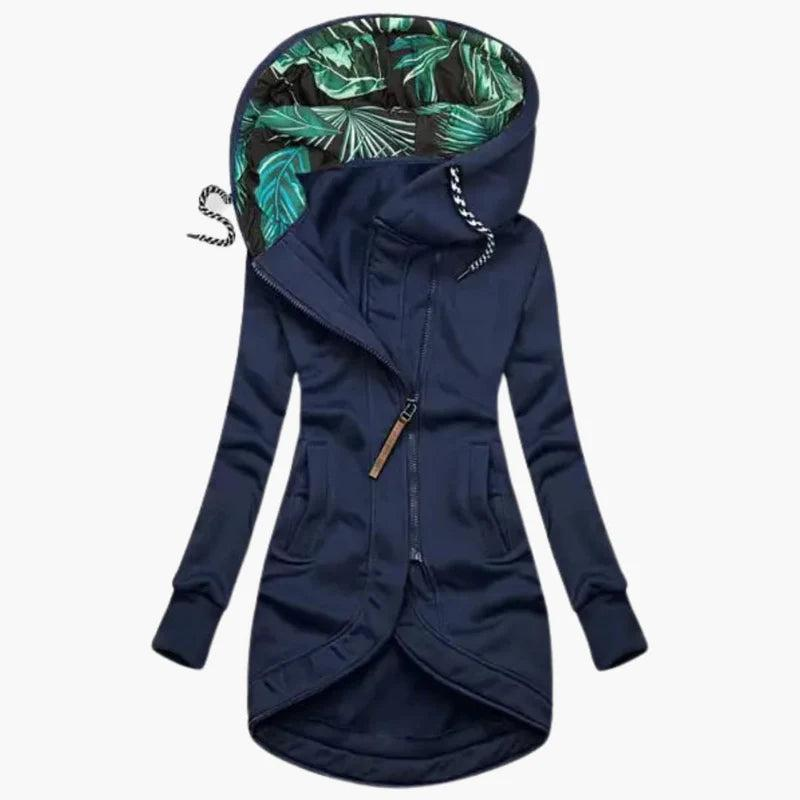 Marineblaue Variante der Jacke mit schrägem Reißverschluss und Zugkordel an der Kapuze.