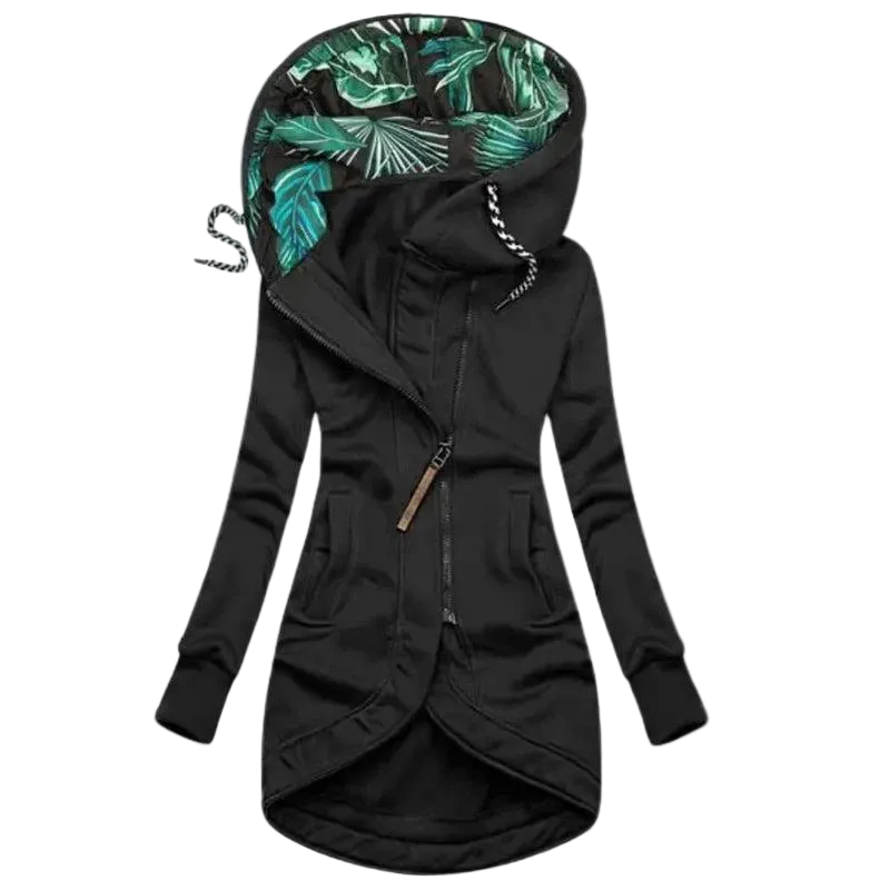 Schwarze lange Damenjacke mit Kapuze, schrägem Reißverschluss und grün gemustertem Kapuzenfutter, frontal auf weißem Hintergrund.