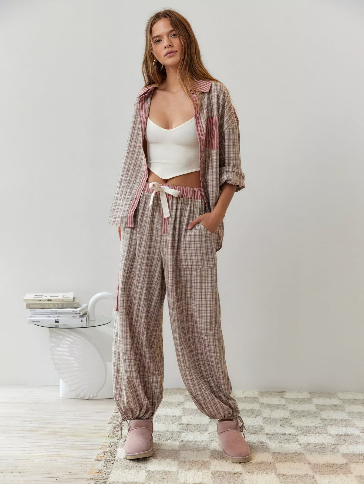 Ganzkörperansicht des rosa-beige karierten Pyjama-Sets mit offenes Hemd über weißem Top und Hose mit elastischem Bund