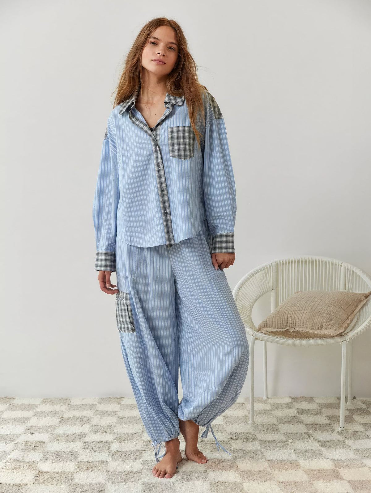 Ganzkörperansicht des blau gestreiften Pyjama-Sets mit grau karierten Details und Hose mit elastischem Bund