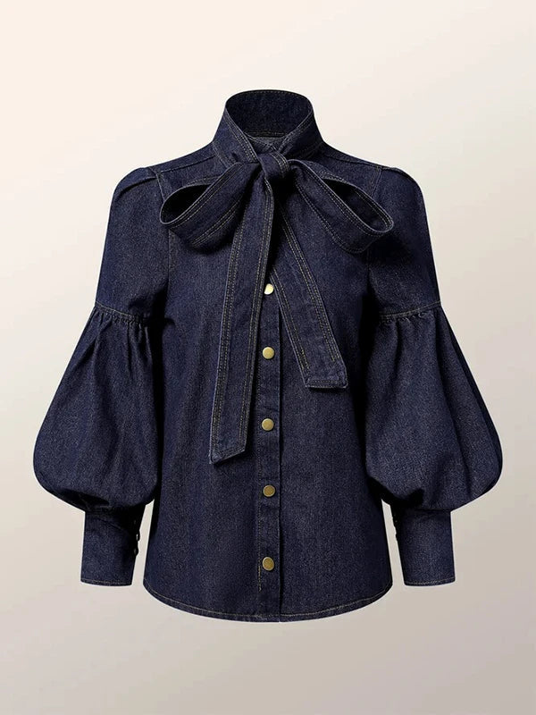 Damenbluse aus dunkelblauem Denim mit Puffärmeln und Schleifenkragen, modisch, elegant.