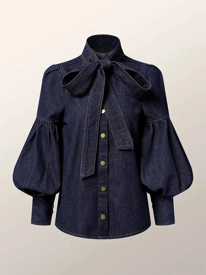 Damenbluse aus dunkelblauem Denim mit Puffärmeln und Schleifenkragen, modisch, elegant.