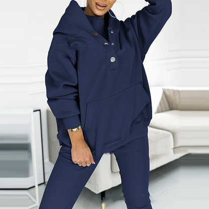 Dunkelblauer Damen-Hoodie mit Kapuze und Knöpfen, lässiger Stil, gemütliches Wohnzimmer.
