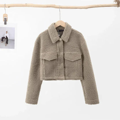 Damen Winterjacke, kurz, Kunstlammwolle, beige, lange Ärmel, Kragen, Herbstmode 2023.