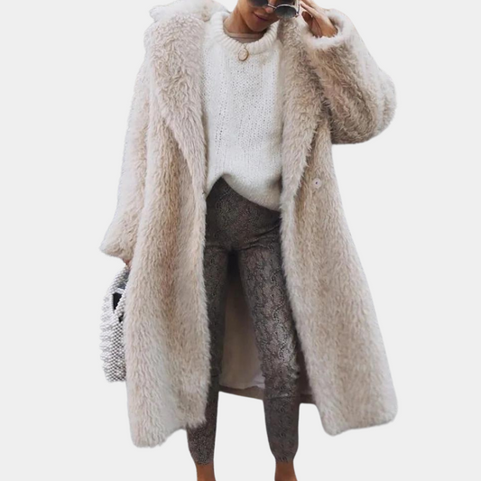 Frau in beigem Kunstpelzmantel, weißem Pullover und gemusterten Leggings, Wintermode.