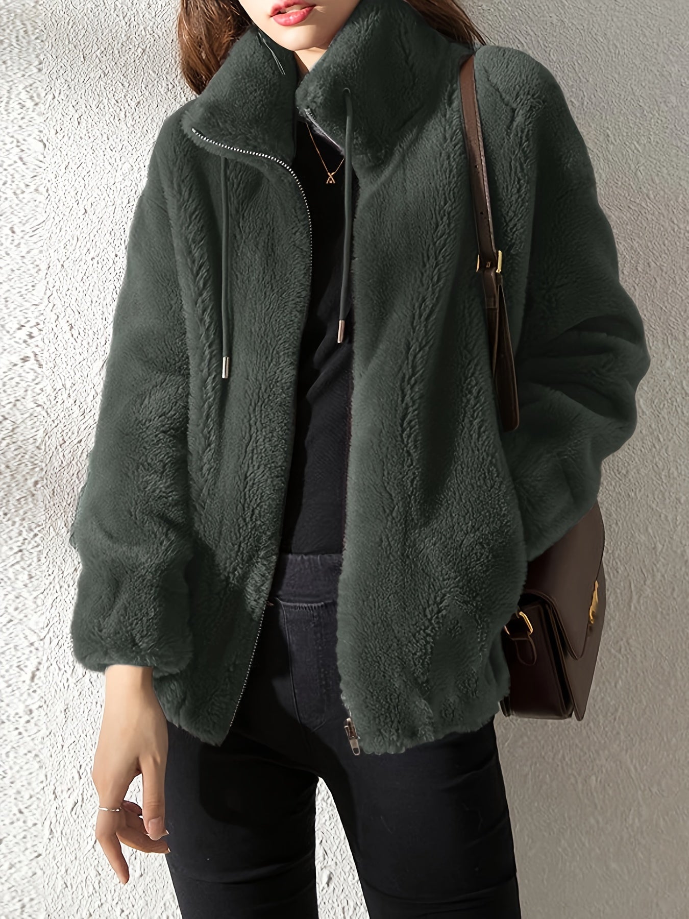 Damen Winterjacke aus grünem Kunstfell, Reißverschluss, modisch, warm, elegant.