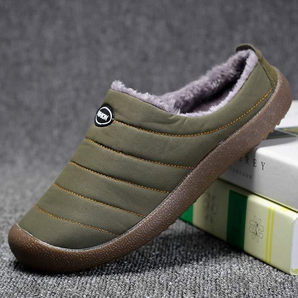 Grüner Herren-Hausschuh mit Fellfutter, rutschfeste Sohle, bequem, warm, ideal für Winter.