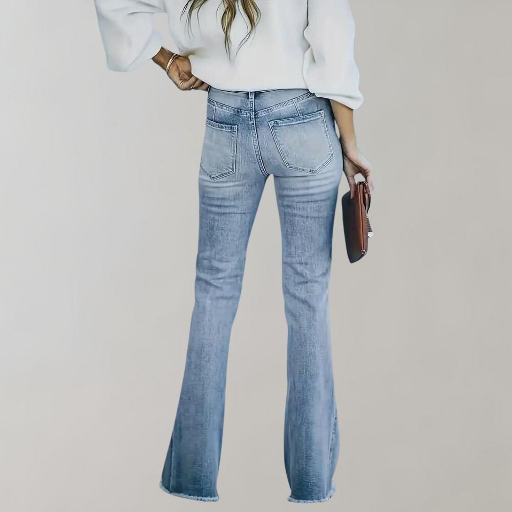Frau in hellblauer Schlagjeans, Rückansicht, modisch, lässig, Denim, Streetwear.