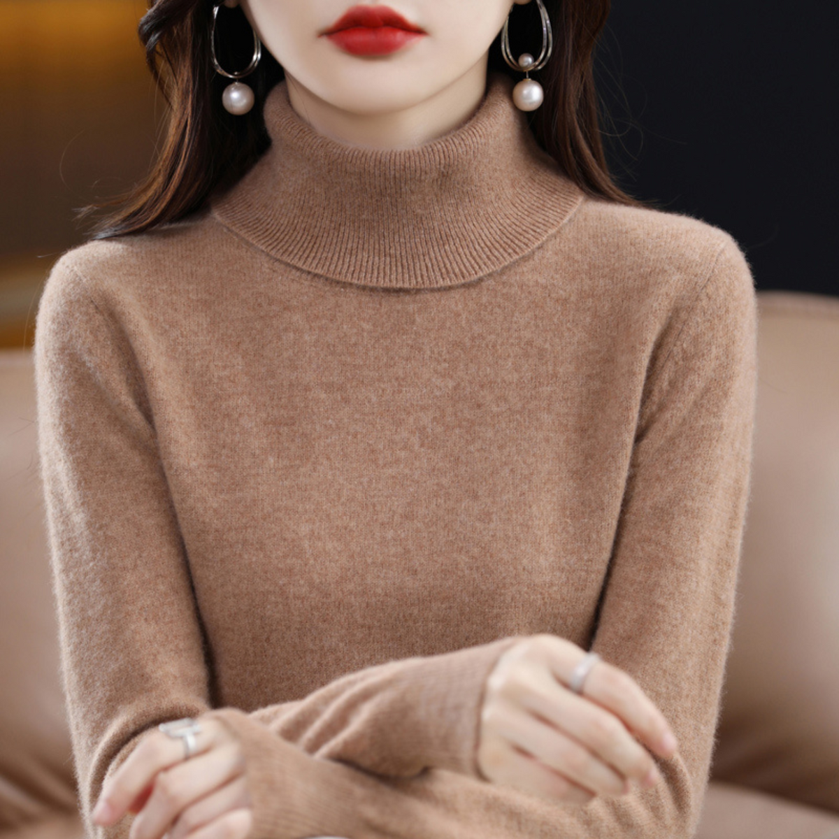 Camelfarbener Rollkragenpullover am Model mit weicher meliert wirkender Strickoberfläche.