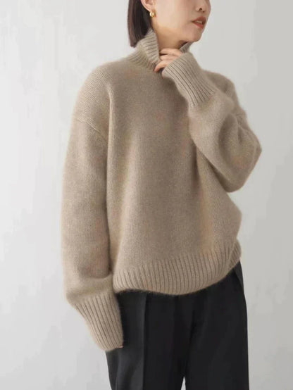 Frau trägt beige Strickpullover, Rollkragen, lässig, warm, Herbstmode, Damenbekleidung.