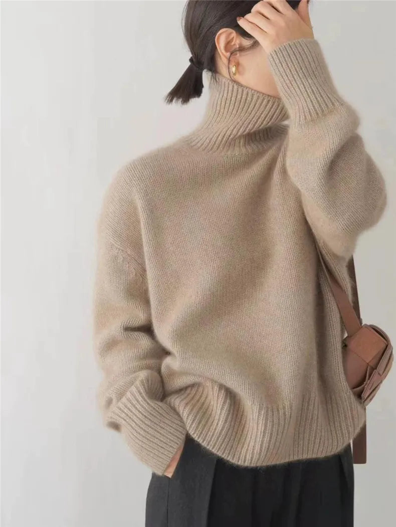 Frau in beigem Rollkragenpullover aus Wolle, elegant, modisch, Herbstmode, seitlich.