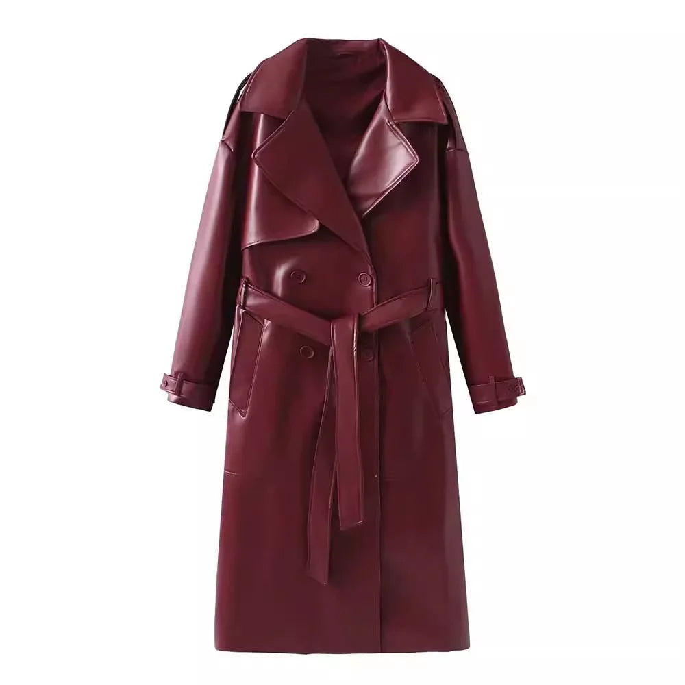 Bordeauxroter Ledermantel, Damen, Trenchcoat-Stil, Gürtel, Herbstmode, elegant, lang.