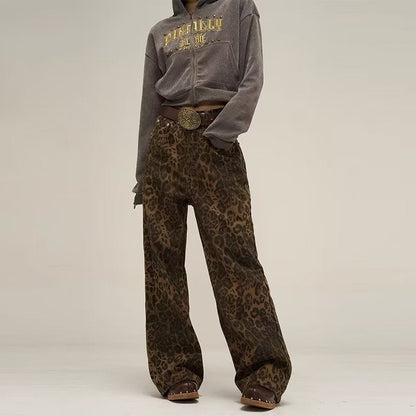 Damenoutfit mit grauem Hoodie und brauner Leopardenhose, modisch, lässig, Herbstmode.