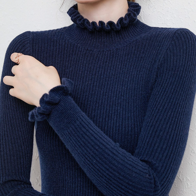 Dunkelblauer gerippter Rollkragenpullover aus Strick, Damenmode, elegantes Design.