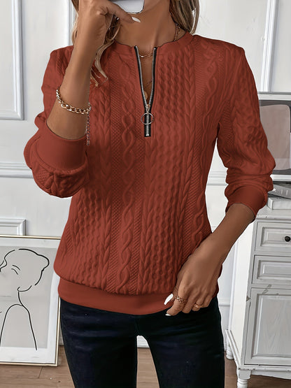Frau in rotem Strickpullover mit Reißverschluss, modisch, elegant, Herbstmode, Damenbekleidung.
