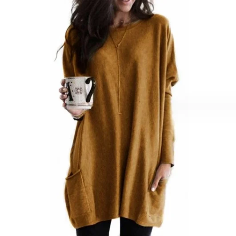 Frau in braunem Oversize-Pullover mit Kaffeetasse, Herbstmode, gemütlicher Look.
