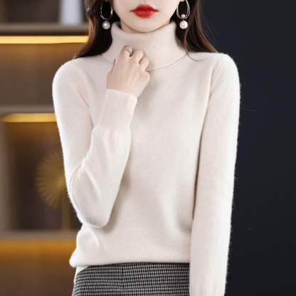 Heller beigefarbener Rollkragenpullover am Model mit Rock im Hahnentritt-Muster.