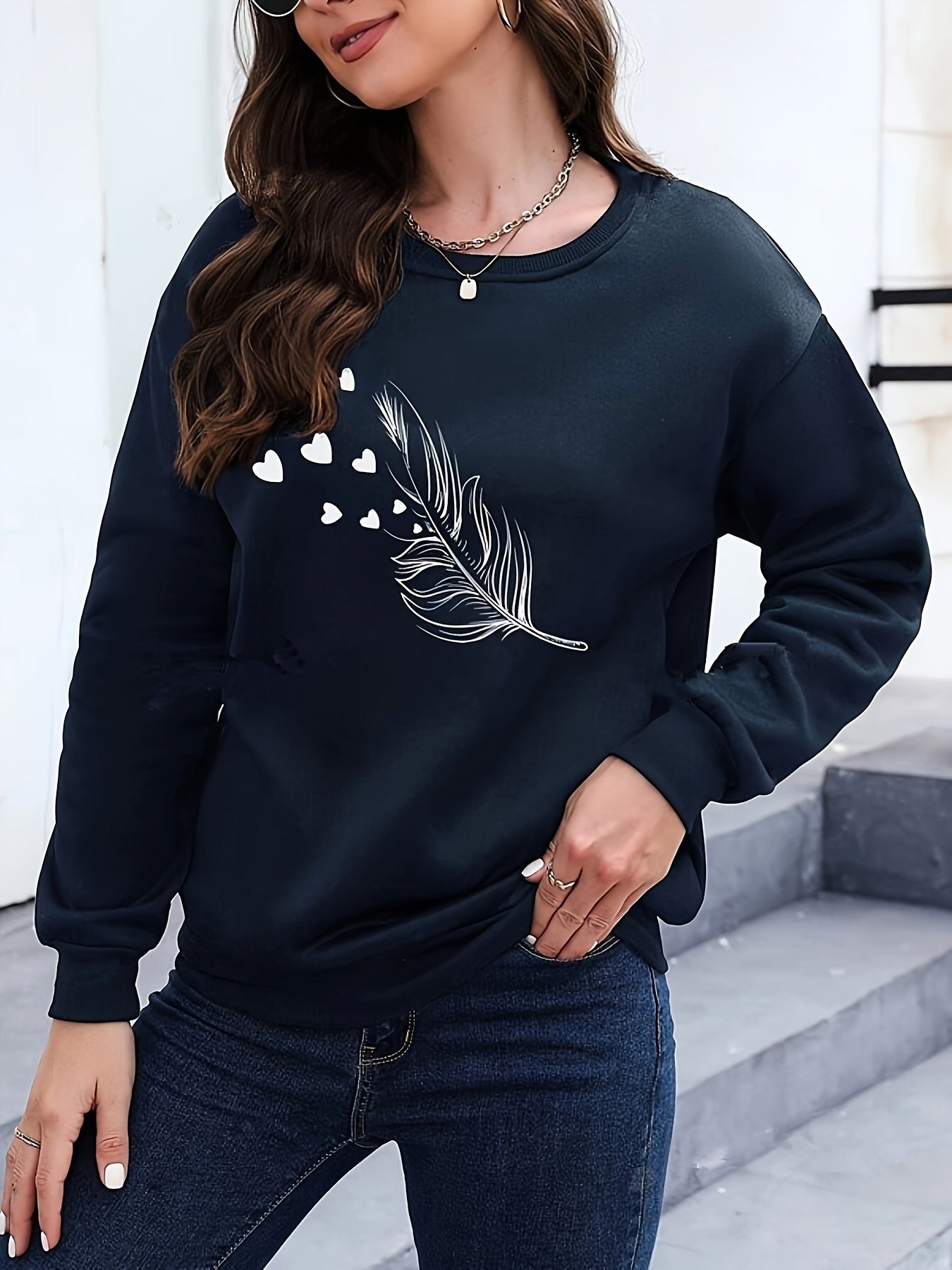 Dunkelblauer Damenpullover mit Feder- und Herzmotiv, lässig, modisch, Baumwolle.