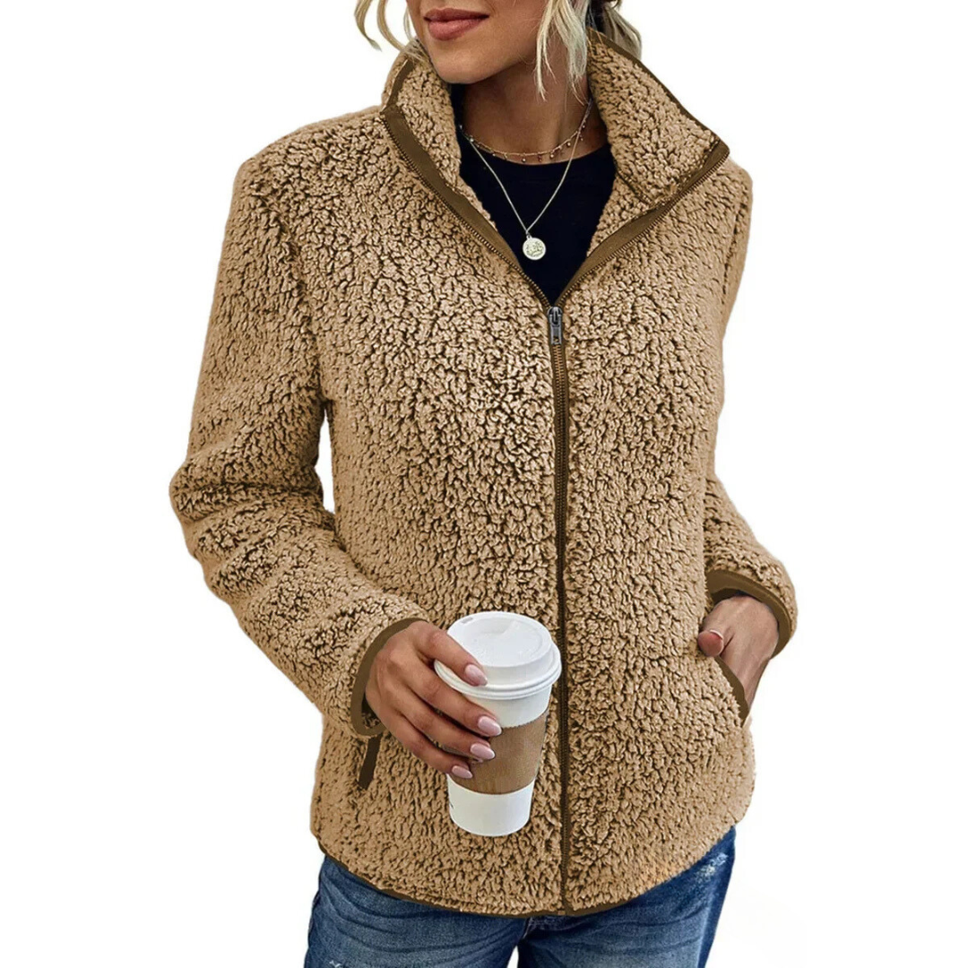 Frau in beiger Fleecejacke mit Kaffeebecher, modische Damenbekleidung, Herbstmode.