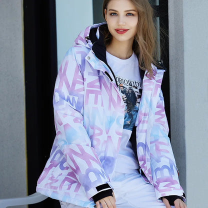 Frau in bunter Skijacke, winddicht, wasserdicht, Wintermode, Snowboardbekleidung, Outdoor.