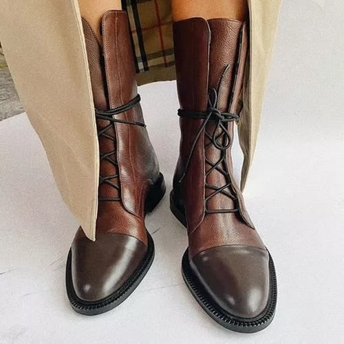 Braune Lederstiefel mit Schnürung, Damenmode, Herbstschuhe, elegant und stilvoll.