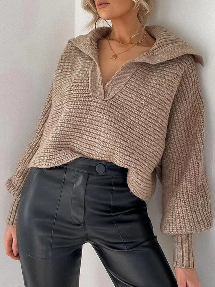 Frau in beigem Strickpullover und schwarzer Lederhose, modisch, elegant, Herbstmode.