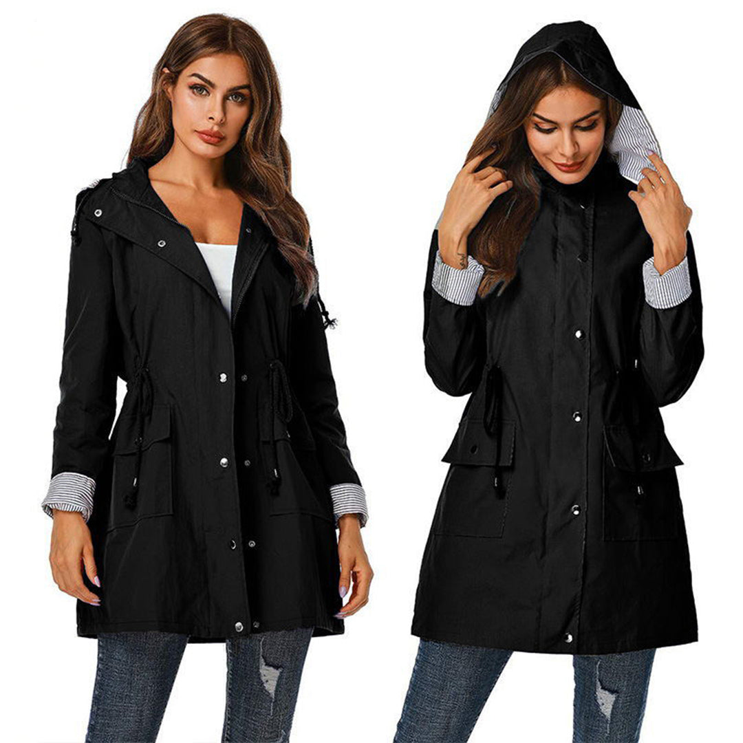 Damen-Windjacke schwarz, Kapuze, Kordelzug, modisch, wetterfest, Outdoor-Bekleidung.